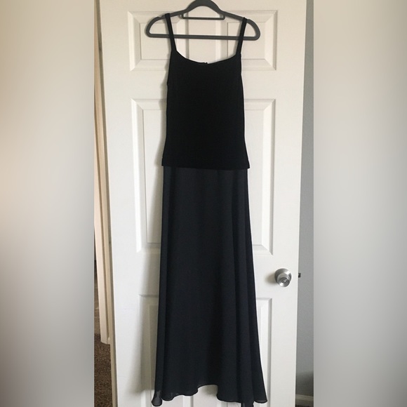 Full-length Black Velvet & Crepe Gown, Size 6 - Picture 1 of 5